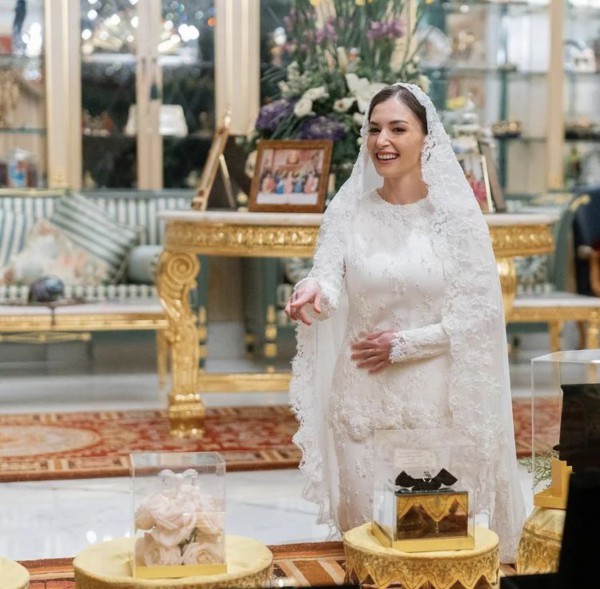 2 chiếc váy mà vợ hoàng tử Brunei mặc trong lễ cưới