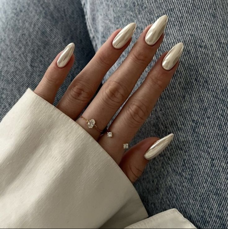 7 ý tưởng về màu nail trắng theo tâm trạng giúp nâng tầm phong cách mùa hè