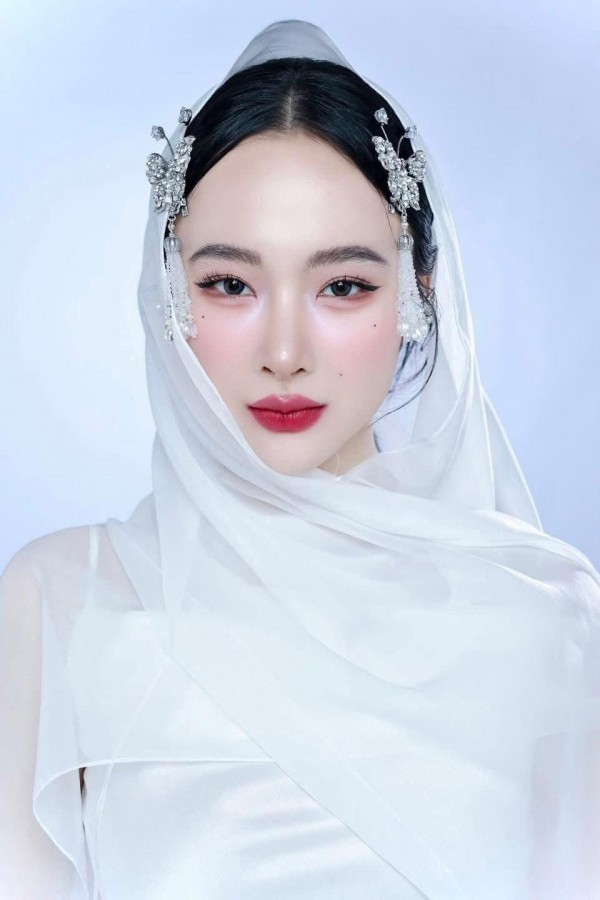 Angela Phương Trinh lúc tựa nữ thần, lúc như 