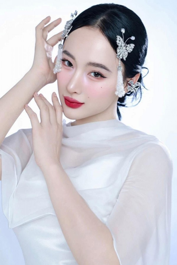 Angela Phương Trinh lúc tựa nữ thần, lúc như 
