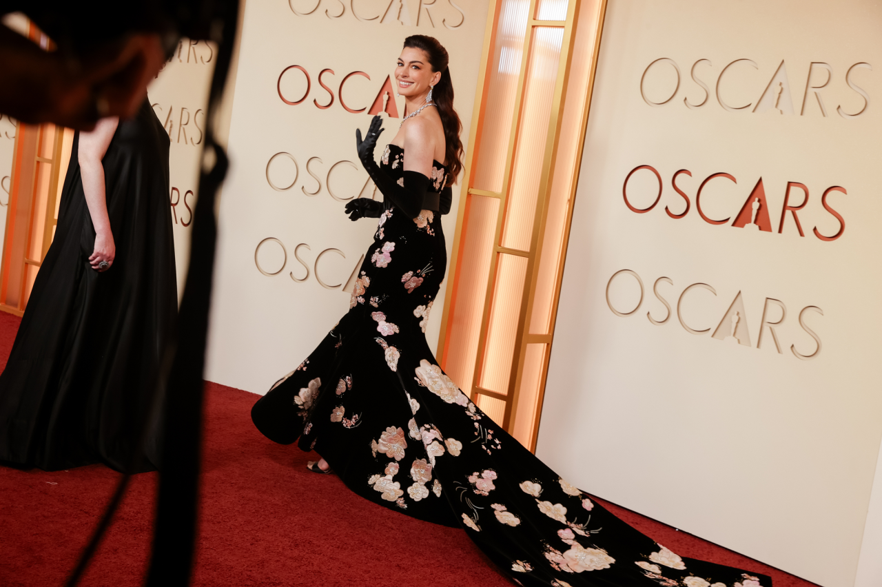 Anne Hathaway, Elle Fanning đẹp tựa công chúa trên thảm đỏ Oscar 2026
