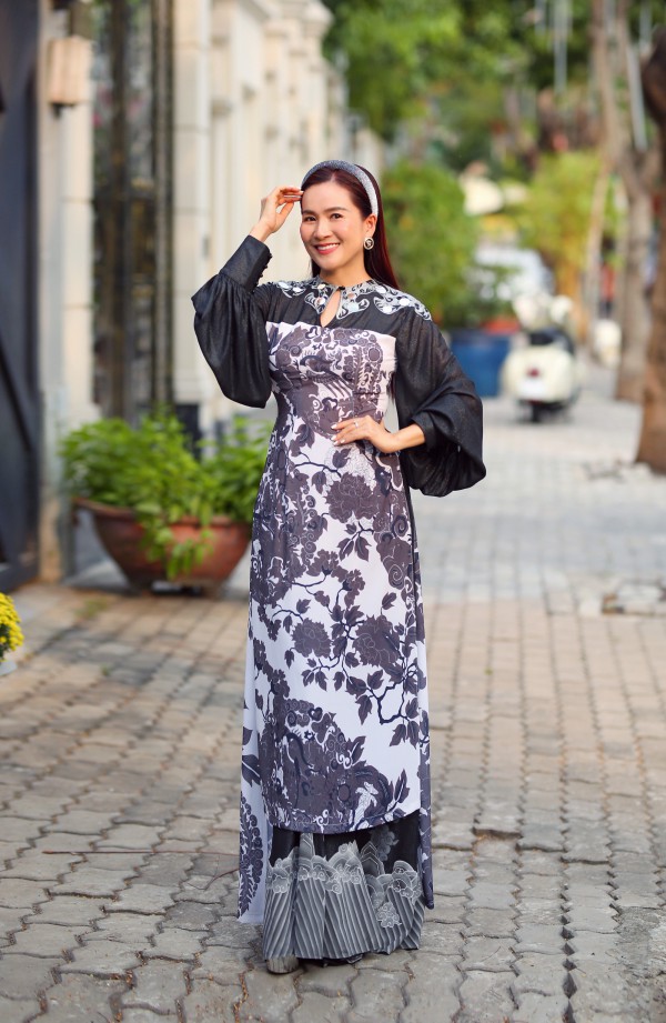 Bà xã diễn viên Bình Minh diện áo dài thân thiện môi trường