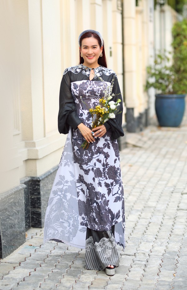 Bà xã diễn viên Bình Minh diện áo dài thân thiện môi trường