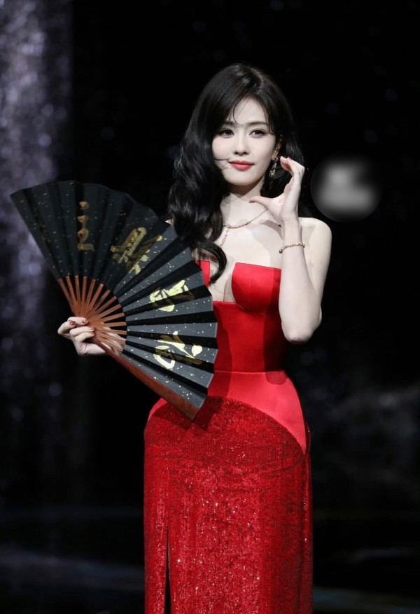 Bạch Lộc, Quan Hiểu Đồng, Trương Hinh Dư... so vai trần gợi cảm tại đêm hội Weibo 2026