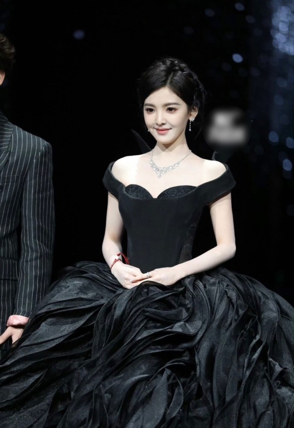 Bạch Lộc, Quan Hiểu Đồng, Trương Hinh Dư... so vai trần gợi cảm tại đêm hội Weibo 2026