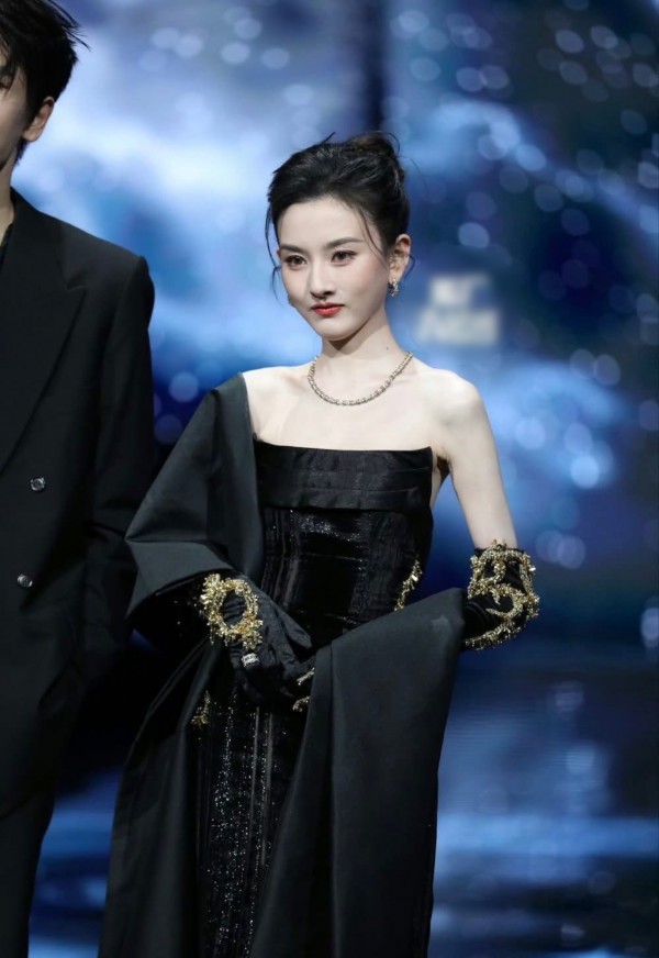 Bạch Lộc, Quan Hiểu Đồng, Trương Hinh Dư... so vai trần gợi cảm tại đêm hội Weibo 2026