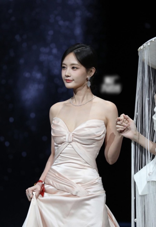 Bạch Lộc, Quan Hiểu Đồng, Trương Hinh Dư... so vai trần gợi cảm tại đêm hội Weibo 2026