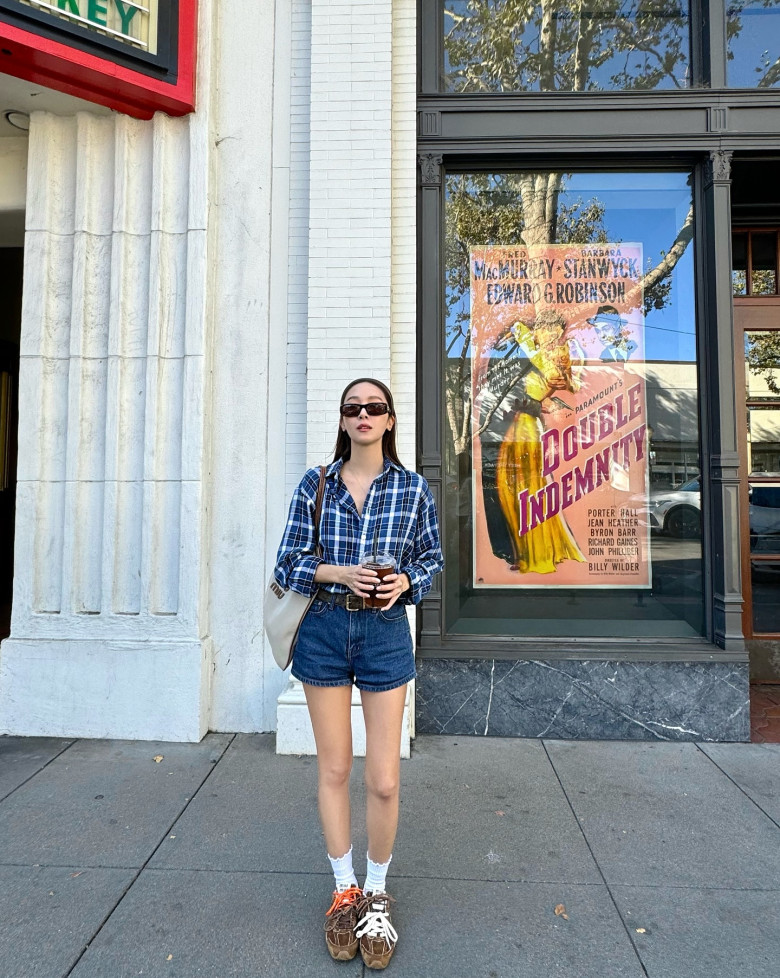 Bí quyết diện quần short denim mùa hè giúp "hack dáng"