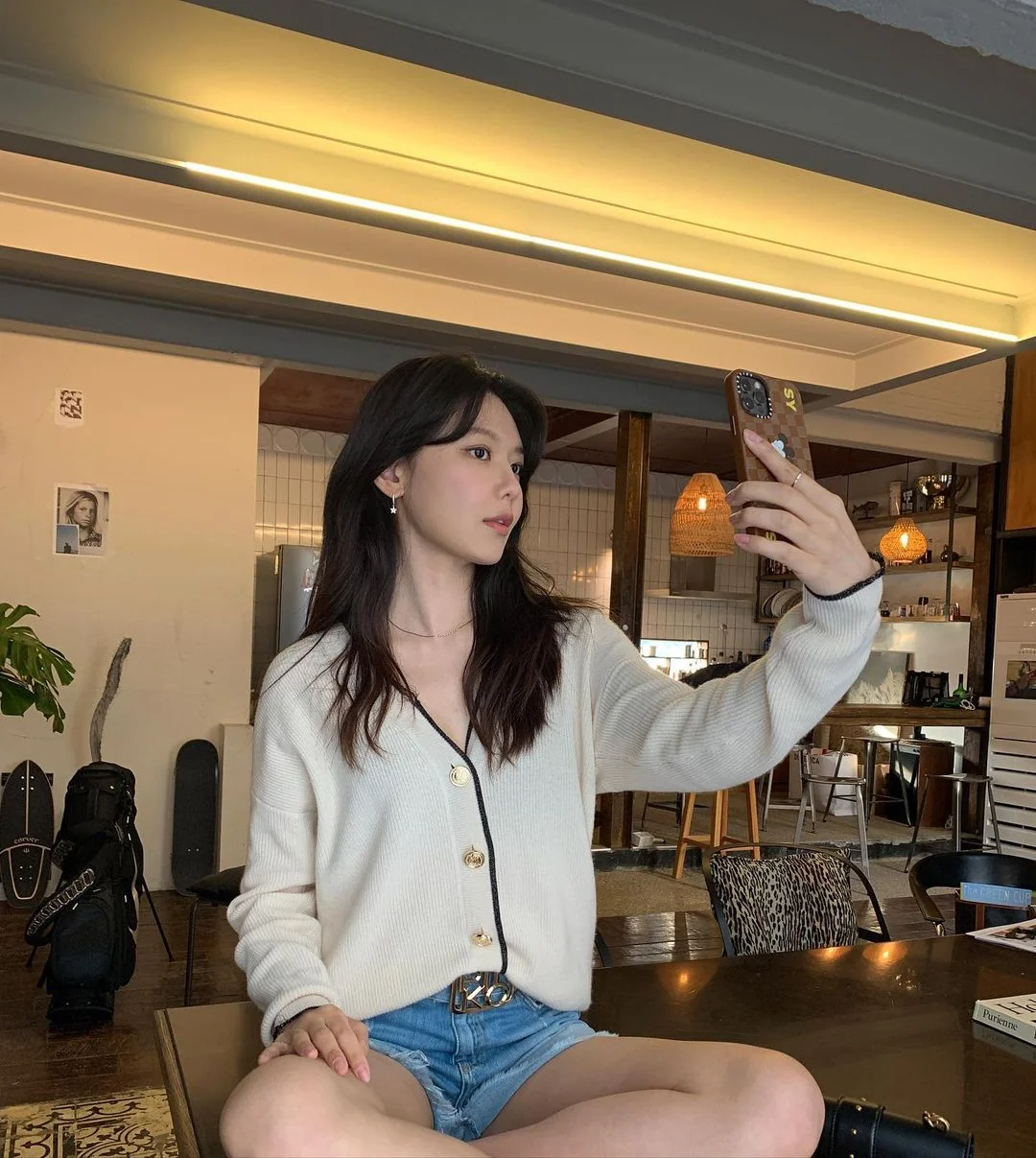 Bí quyết diện quần short denim mùa hè giúp "hack dáng"