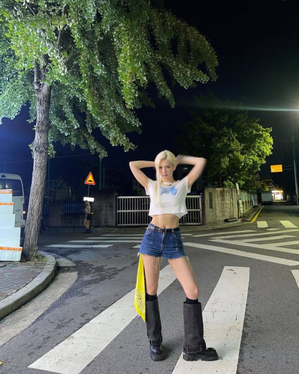 Bí quyết diện quần short denim mùa hè giúp "hack dáng"