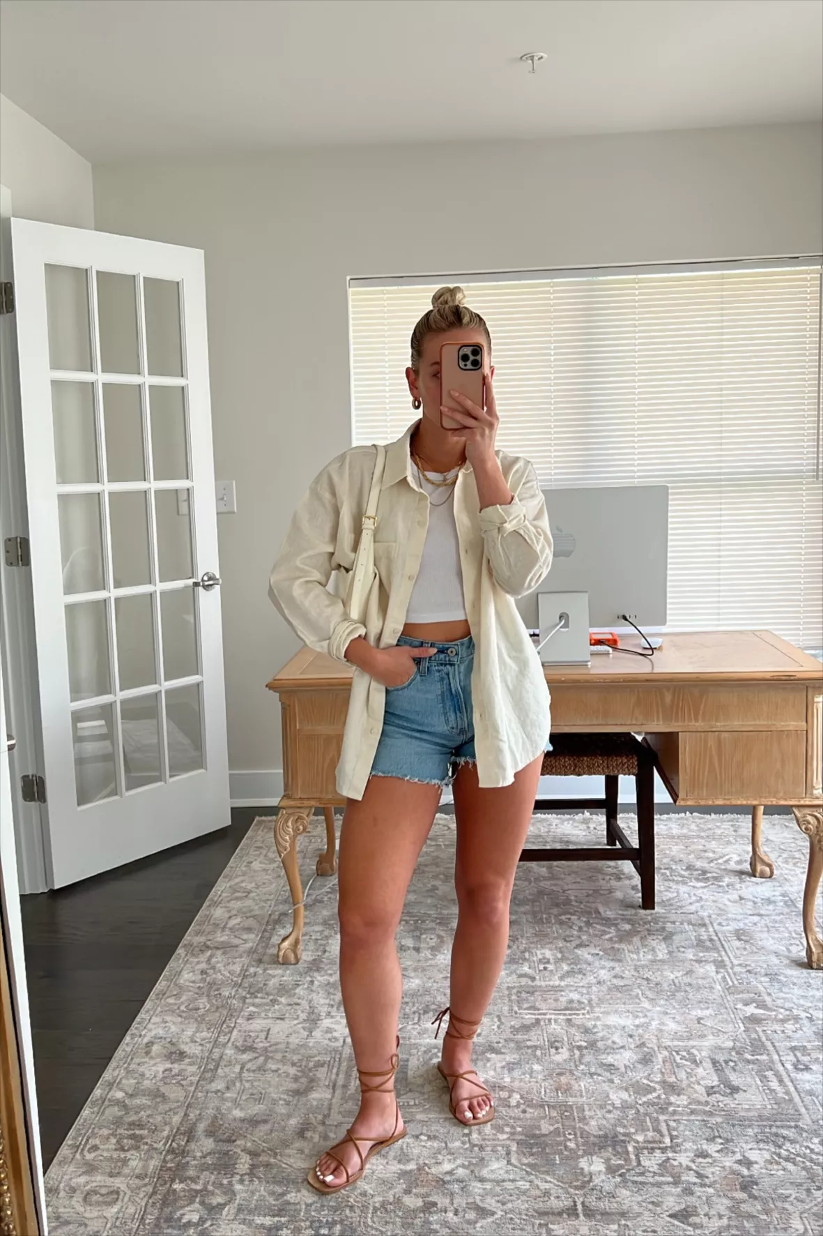 Bí quyết diện quần short denim mùa hè giúp "hack dáng"