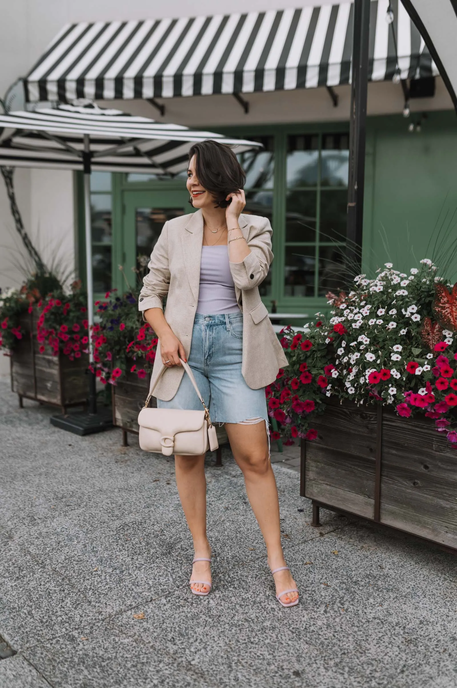 Bí quyết diện quần short denim mùa hè giúp "hack dáng"