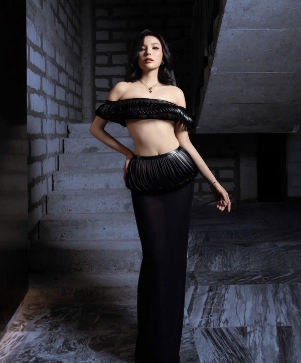 Bộ cánh đẹp mà hở của Sam và những lần diện trang phục gây giật mình của sao Việt