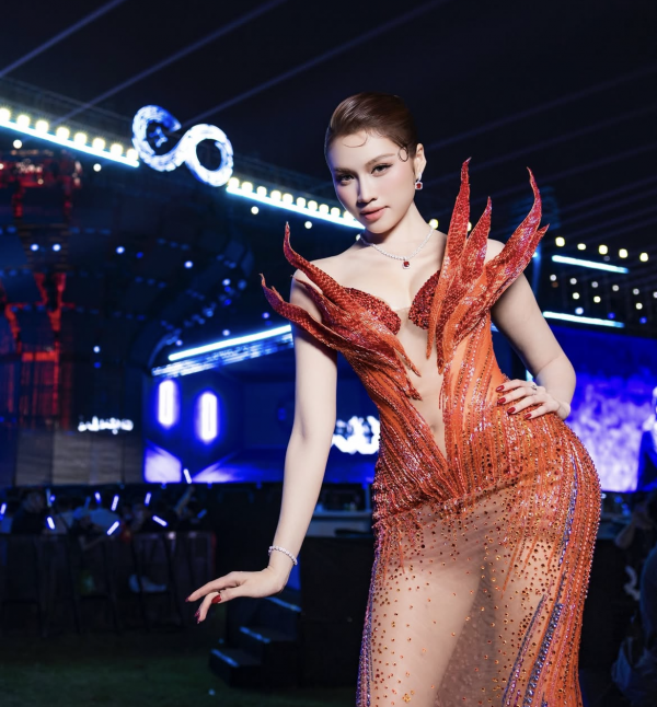 Bộ cánh đẹp mà hở của Sam và những lần diện trang phục gây giật mình của sao Việt