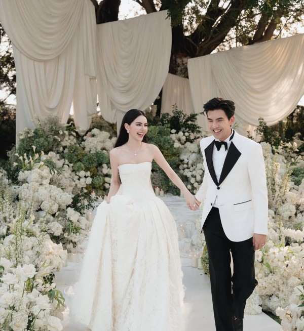 Chiếc váy cưới tôn phong cách cho 