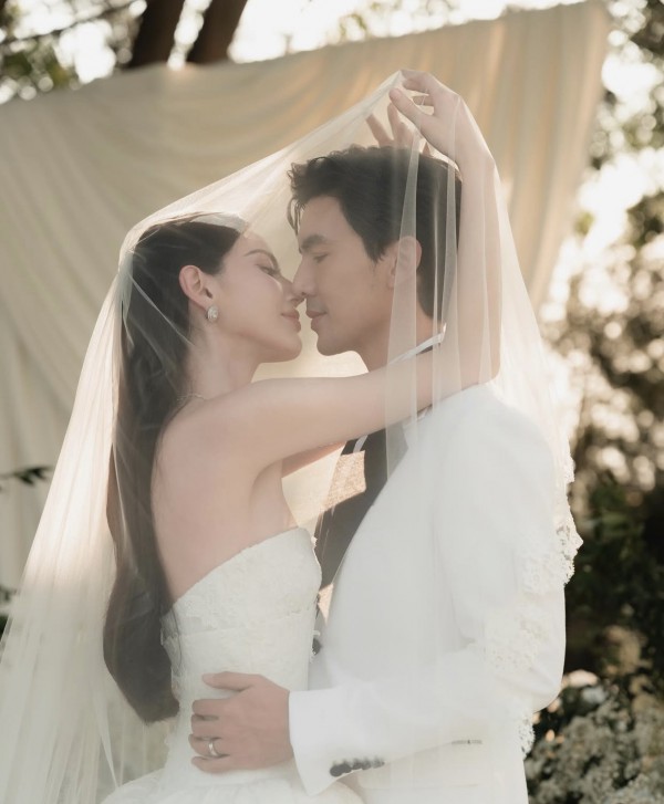 Chiếc váy cưới tôn phong cách cho 