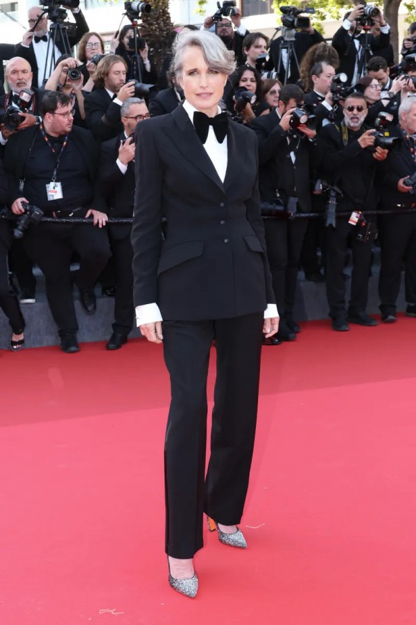 Chompoo Araya, Kim Go Eun nổi bật tại thảm đỏ ngày 2 LHP Cannes 2025