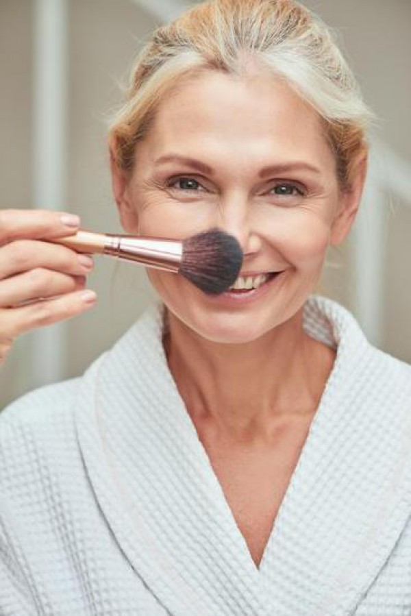 Chuyên gia chỉ cách trang điểm để không bị tình trạng 