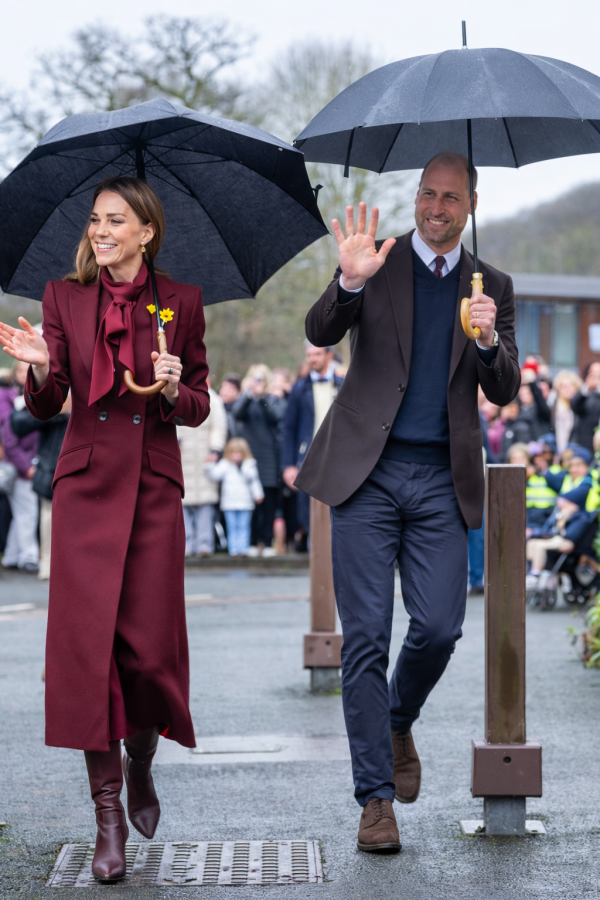 Công nương Kate Middleton khẳng định đẳng cấp thời trang với sắc đỏ rượu vang