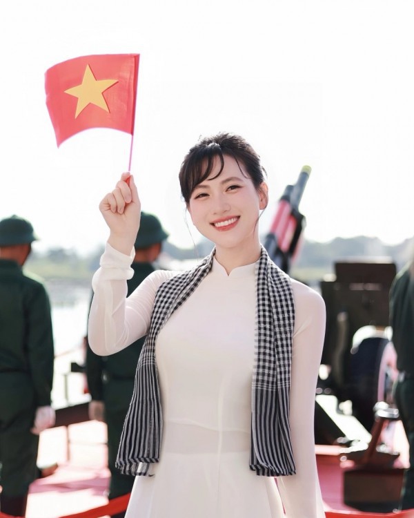 Dàn mỹ nhân Vbiz diện áo dài khoe sắc dịp đại lễ 30/4