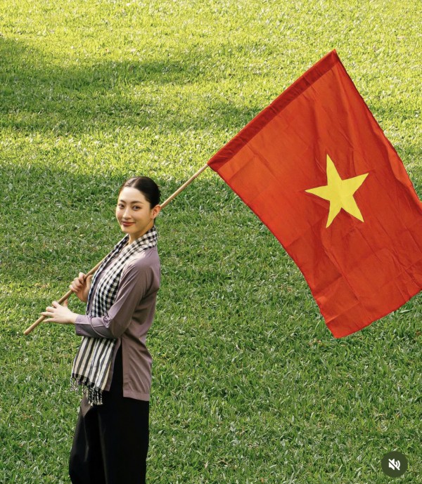 Dàn mỹ nhân Vbiz diện áo dài khoe sắc dịp đại lễ 30/4