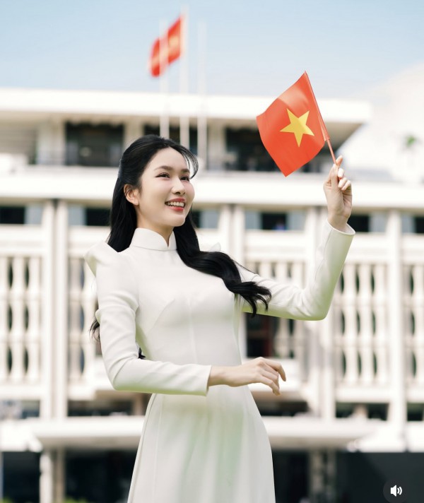 Dàn mỹ nhân Vbiz diện áo dài khoe sắc dịp đại lễ 30/4