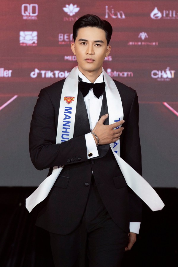 Dàn thí sinh Manhunt Vietnam nhận sash, tranh ngôi vị nam vương