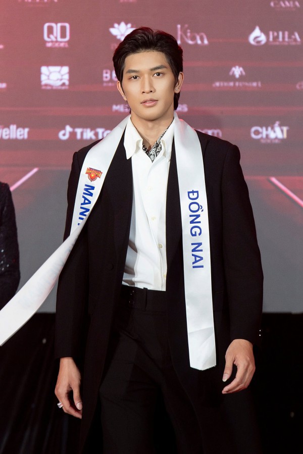 Dàn thí sinh Manhunt Vietnam nhận sash, tranh ngôi vị nam vương