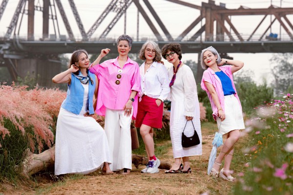 Dopamine dressing - bảng màu rực rỡ, khí chất của phụ nữ tóc lấp lánh 