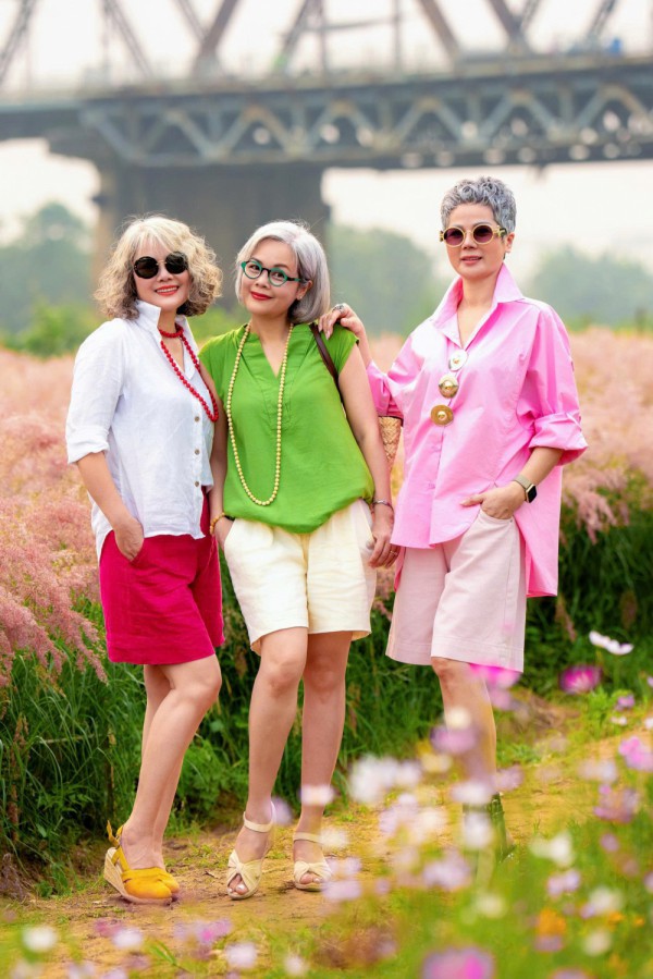 Dopamine dressing - bảng màu rực rỡ, khí chất của phụ nữ tóc lấp lánh 