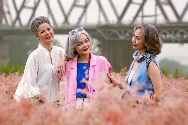 Dopamine dressing - bảng màu rực rỡ, khí chất của phụ nữ tóc lấp lánh 