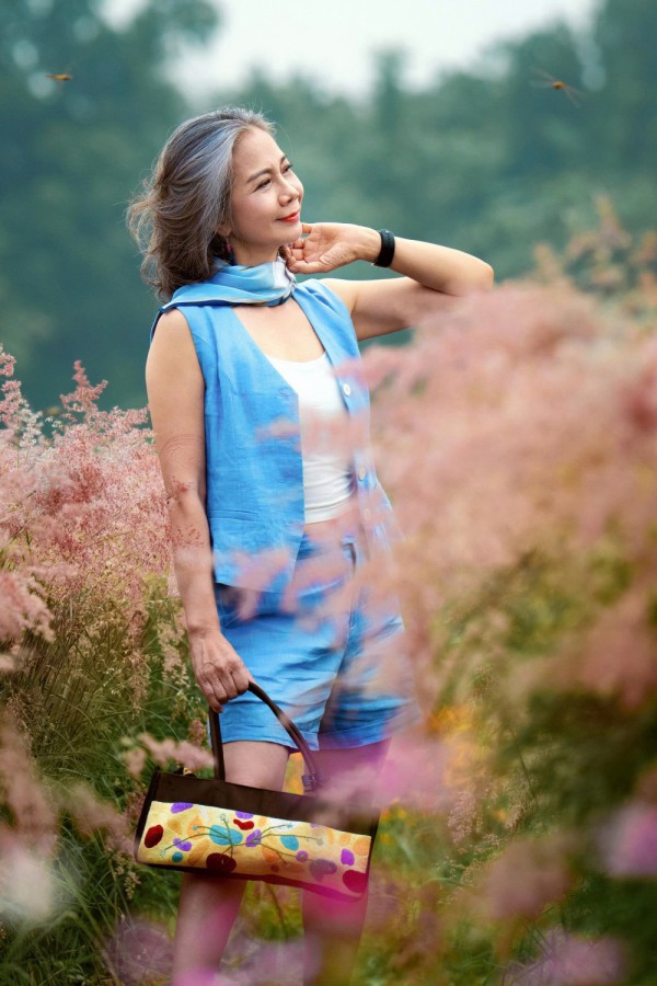 Dopamine dressing - bảng màu rực rỡ, khí chất của phụ nữ tóc lấp lánh 