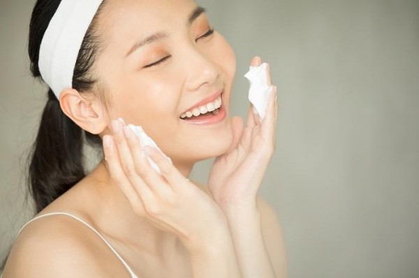 Double Cleansing: Làm sạch và thanh lọc làn da khỏe mạnh tại nhà