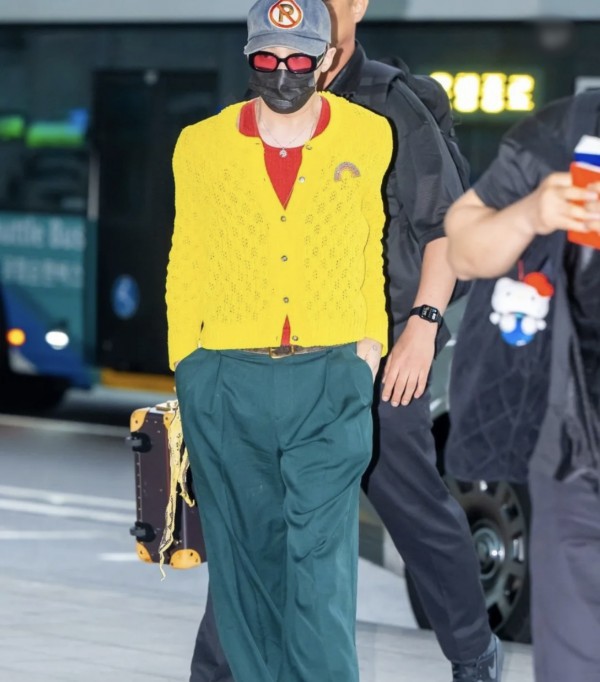 G-Dragon diện áo bèo nhún đỏ - vàng sang Việt Nam