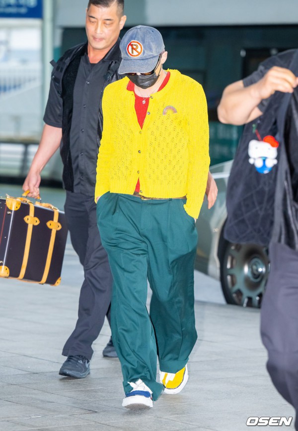 G-Dragon diện áo bèo nhún đỏ - vàng sang Việt Nam