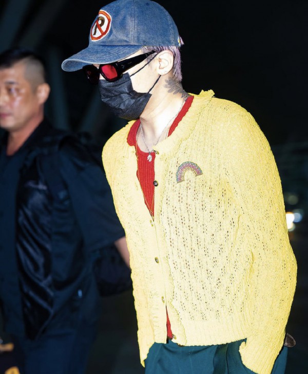 G-Dragon diện áo bèo nhún đỏ - vàng sang Việt Nam