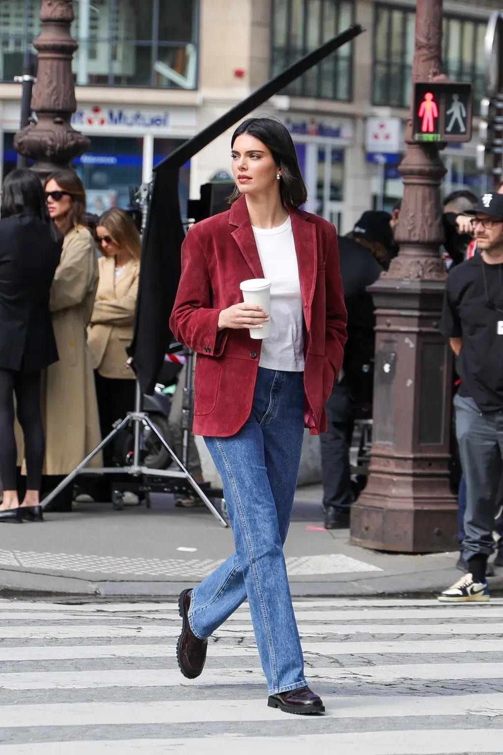 Gigi Hadid, Hailey Bieber tích cực lăng xê giày loafer