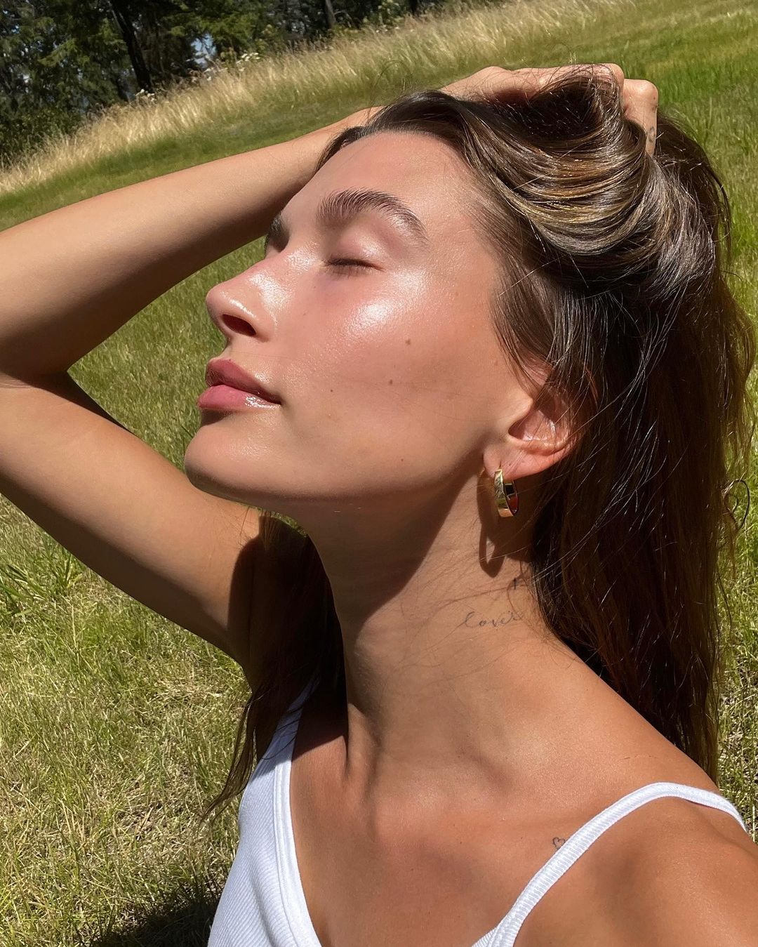 Hailey Bieber tiết lộ bí quyết giữ da căng bóng không cần botox