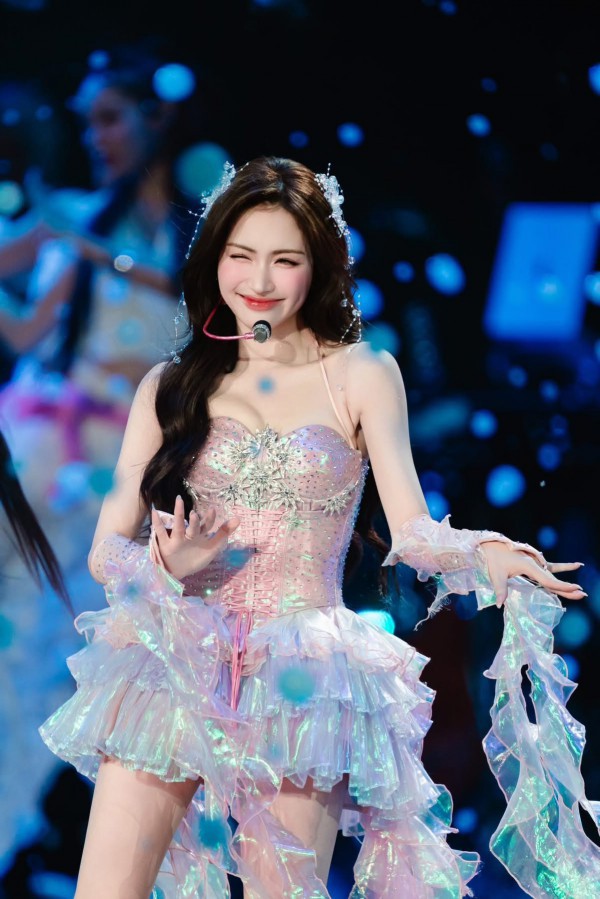 Hoà Minzy biến hoá phong cách từ hiện đại đến truyền thống trong fan concert 