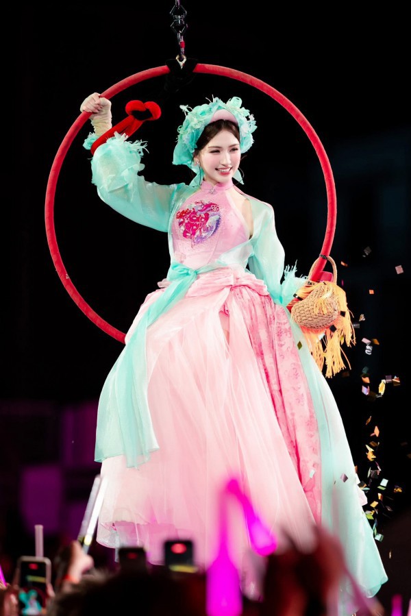 Hoà Minzy biến hoá phong cách từ hiện đại đến truyền thống trong fan concert 