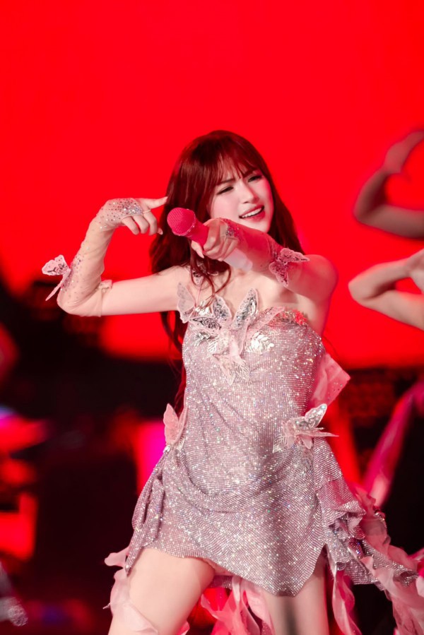 Hoà Minzy biến hoá phong cách từ hiện đại đến truyền thống trong fan concert 