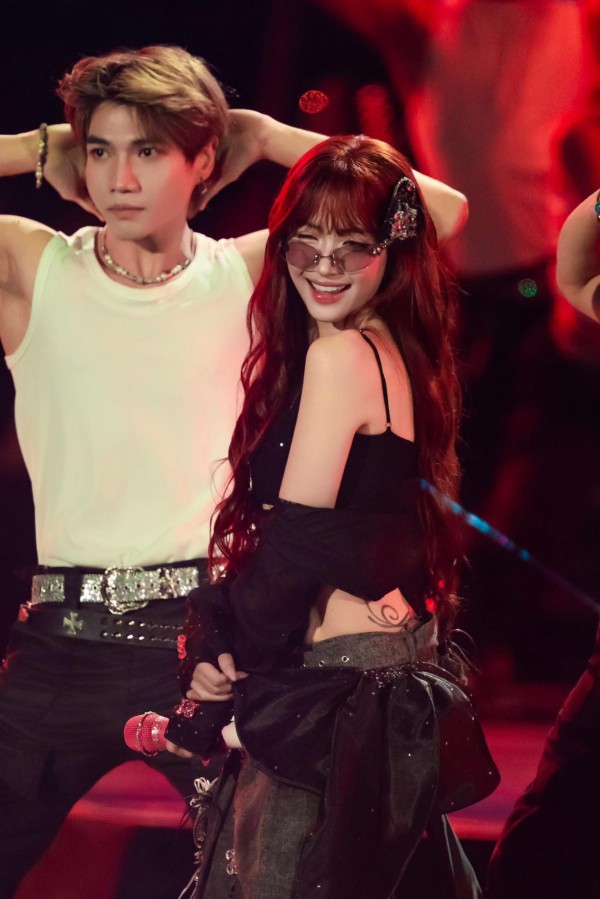 Hoà Minzy biến hoá phong cách từ hiện đại đến truyền thống trong fan concert 