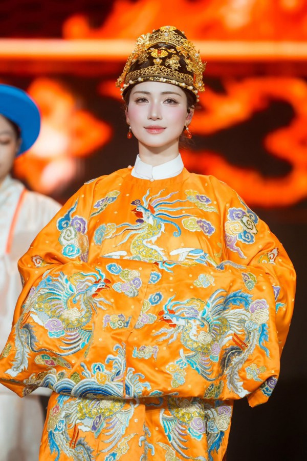 Hoà Minzy biến hoá phong cách từ hiện đại đến truyền thống trong fan concert 