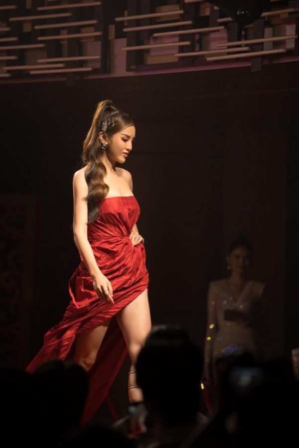 Hoa hậu Kỳ Duyên, Á hậu Thúy Vân, siêu mẫu Minh Tú đọ dáng với tông đỏ rực