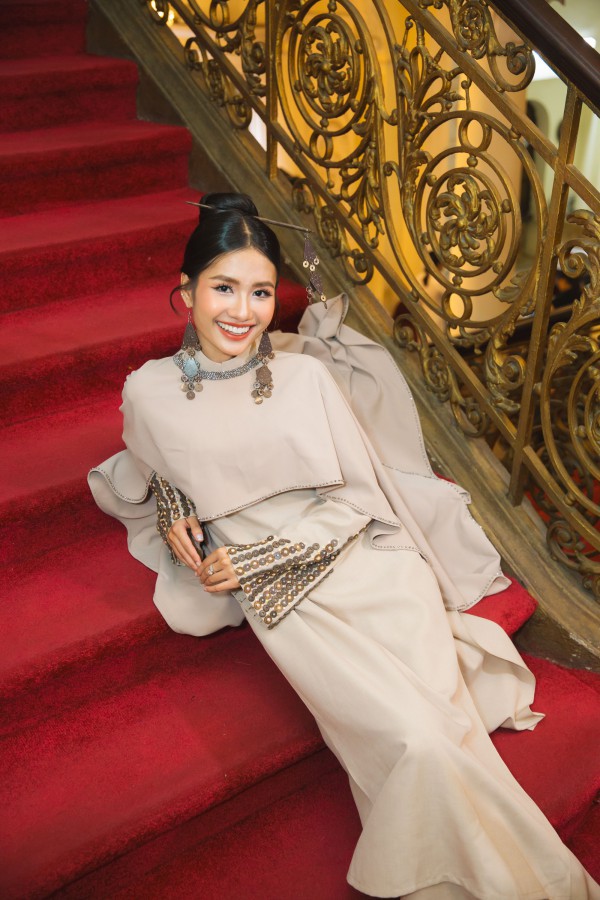 Hoa hậu Nguyễn Thanh Hà trình diễn áo dài quảng bá quên hương Bến Tre