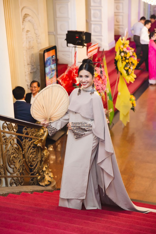 Hoa hậu Nguyễn Thanh Hà trình diễn áo dài quảng bá quên hương Bến Tre