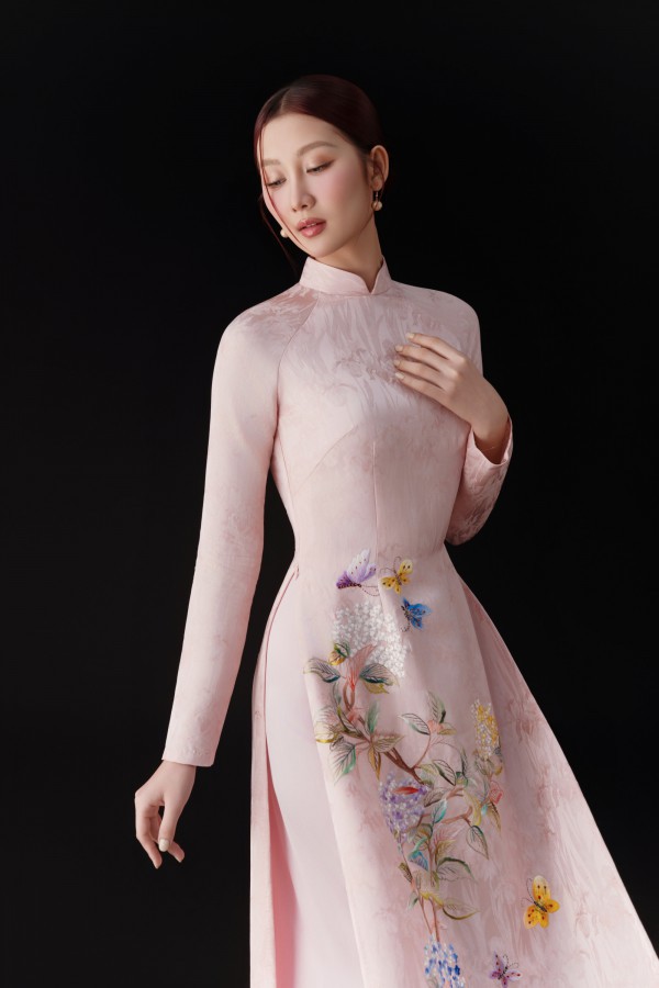 Hoa hậu Quế Anh diện áo dài hóa 