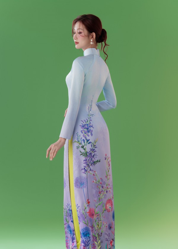 Hoa hậu Quế Anh diện áo dài hóa 