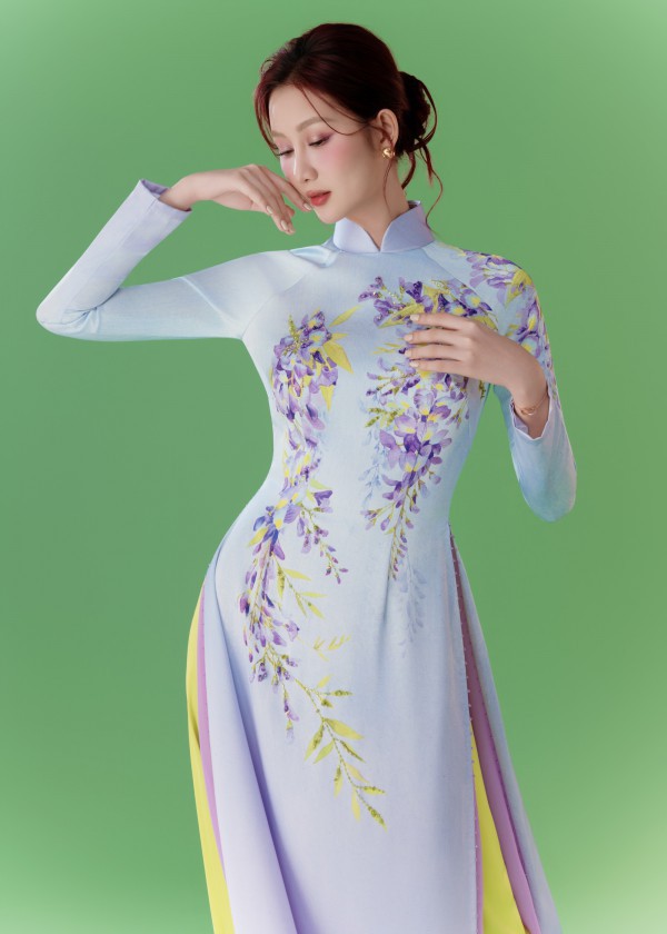 Hoa hậu Quế Anh diện áo dài hóa 