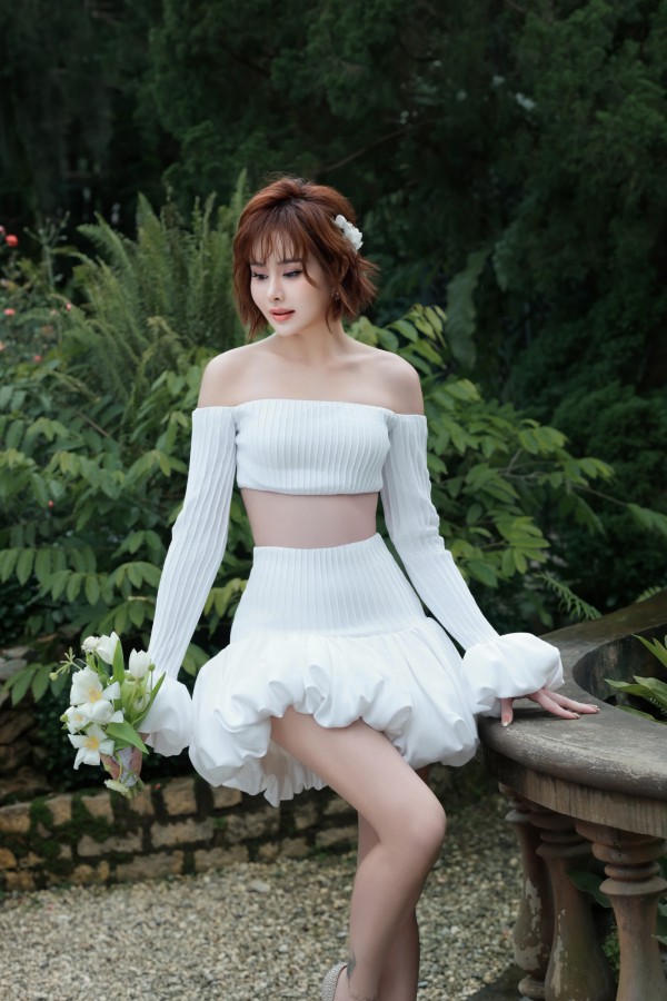 Hoa hậu Sella Trương khoe vẻ đẹp quyến rũ với váy cưới